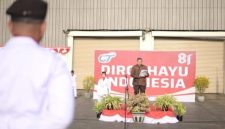 Director & Chief Operating Officer OT Group, Donny, menyampaikan sambutan dalam upacara peringatan HUT ke-81 Kemerdekaan RI di lingkungan OT Group, Senin (17/8/2026). Upacara digelar serentak di seluruh unit operasional OT Group di Indonesia sebagai bagian dari budaya perusahaan.