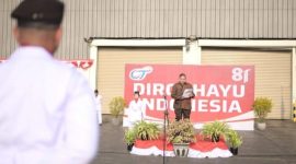 Director & Chief Operating Officer OT Group, Donny, menyampaikan sambutan dalam upacara peringatan HUT ke-81 Kemerdekaan RI di lingkungan OT Group, Senin (17/8/2026). Upacara digelar serentak di seluruh unit operasional OT Group di Indonesia sebagai bagian dari budaya perusahaan.