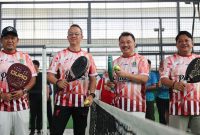 Wakil Wali Kota Bekasi Abdul Harris Bobihoe bersama jajaran mengikuti pertandingan eksibisi padel dalam rangka memeriahkan HUT ke-81 Kemerdekaan RI di Pekayon, Bekasi Selatan, Senin (18/8/2026). Kegiatan tersebut menjadi momentum untuk mendorong budaya olahraga sekaligus mempererat kebersamaan antarpegawai Pemkot Bekasi.