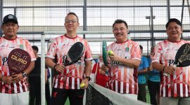 Wakil Wali Kota Bekasi Abdul Harris Bobihoe bersama jajaran mengikuti pertandingan eksibisi padel dalam rangka memeriahkan HUT ke-81 Kemerdekaan RI di Pekayon, Bekasi Selatan, Senin (18/8/2026). Kegiatan tersebut menjadi momentum untuk mendorong budaya olahraga sekaligus mempererat kebersamaan antarpegawai Pemkot Bekasi.