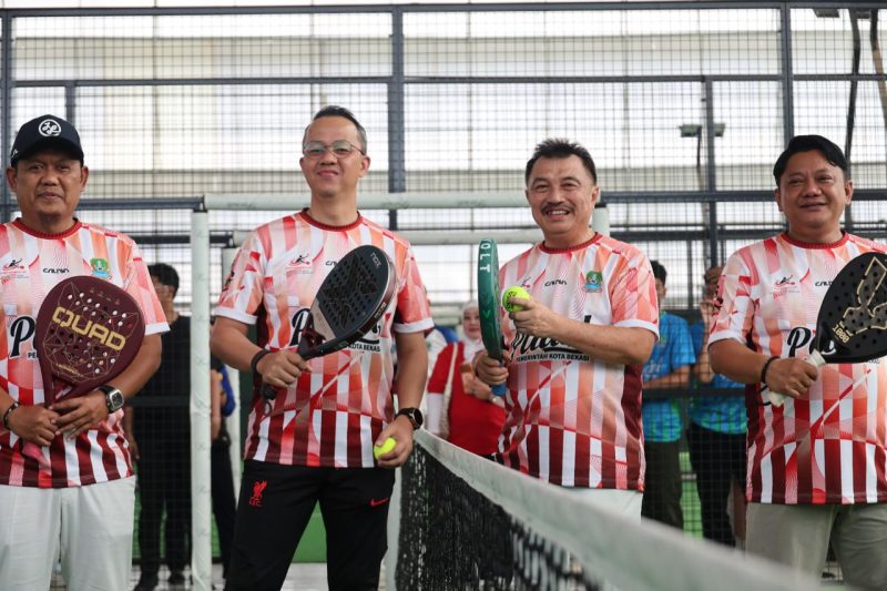 Wakil Wali Kota Bekasi Abdul Harris Bobihoe bersama jajaran mengikuti pertandingan eksibisi padel dalam rangka memeriahkan HUT ke-81 Kemerdekaan RI di Pekayon, Bekasi Selatan, Senin (18/8/2026). Kegiatan tersebut menjadi momentum untuk mendorong budaya olahraga sekaligus mempererat kebersamaan antarpegawai Pemkot Bekasi.