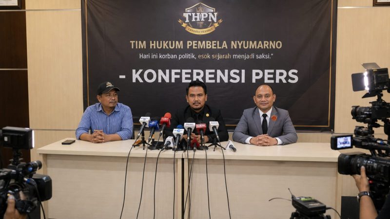 Tim Hukum Pembela Nyumarno menggelar konferensi pers untuk menyampaikan klarifikasi terkait status hukum dan keanggotaan Nyumarno sebagai anggota DPRD Kabupaten Bekasi. Tim hukum menegaskan proses hukum terhadap kliennya masih berjalan dan meminta publik menghormati asas praduga tak bersalah.