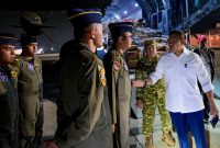 Keterangan foto:
Petugas dan personel TNI memantau proses pemuatan logistik bantuan bencana ke dalam pesawat untuk dikirim ke wilayah terdampak gempa di Nusa Tenggara Timur (NTT), Rabu (19/8/2026). Pengiriman 65 ton logistik tersebut menambah total bantuan yang telah diberangkatkan menjadi 253 ton.