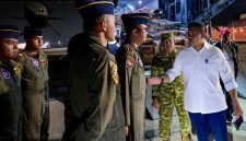 Keterangan foto:
Petugas dan personel TNI memantau proses pemuatan logistik bantuan bencana ke dalam pesawat untuk dikirim ke wilayah terdampak gempa di Nusa Tenggara Timur (NTT), Rabu (19/8/2026). Pengiriman 65 ton logistik tersebut menambah total bantuan yang telah diberangkatkan menjadi 253 ton.