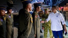 Keterangan foto:
Petugas dan personel TNI memantau proses pemuatan logistik bantuan bencana ke dalam pesawat untuk dikirim ke wilayah terdampak gempa di Nusa Tenggara Timur (NTT), Rabu (19/8/2026). Pengiriman 65 ton logistik tersebut menambah total bantuan yang telah diberangkatkan menjadi 253 ton.