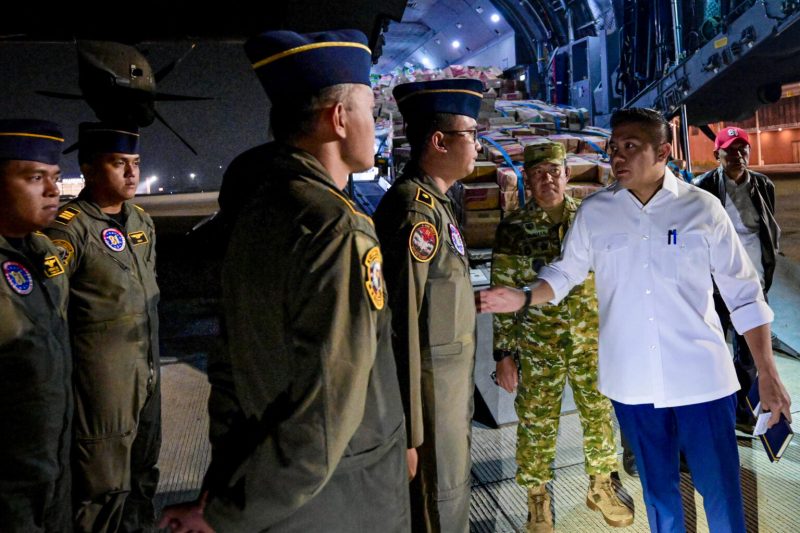 Keterangan foto:
Petugas dan personel TNI memantau proses pemuatan logistik bantuan bencana ke dalam pesawat untuk dikirim ke wilayah terdampak gempa di Nusa Tenggara Timur (NTT), Rabu (19/8/2026). Pengiriman 65 ton logistik tersebut menambah total bantuan yang telah diberangkatkan menjadi 253 ton.