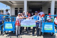 Keterangan foto:
PT Jasamarga Transjawa Tol (JTT) menyalurkan bantuan sarana lingkungan kepada masyarakat di wilayah Representative Office (RO) 2 Ruas Tol Palikanci, Cirebon. Bantuan tersebut menjadi bagian dari program tanggung jawab sosial dan lingkungan JTT untuk mendukung kebutuhan masyarakat sekitar wilayah operasional.