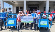 Keterangan foto:
PT Jasamarga Transjawa Tol (JTT) menyalurkan bantuan sarana lingkungan kepada masyarakat di wilayah Representative Office (RO) 2 Ruas Tol Palikanci, Cirebon. Bantuan tersebut menjadi bagian dari program tanggung jawab sosial dan lingkungan JTT untuk mendukung kebutuhan masyarakat sekitar wilayah operasional.