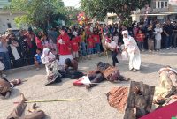 Keterangan Foto:
Peserta dari RT 12 RW 14 Perumahan Bumi Cikarang Makmur (BCM) menampilkan teatrikal perjuangan Romusha pada masa pendudukan Jepang dalam Karnaval Kemerdekaan di Desa Sukadami, Kecamatan Cikarang Selatan, Kabupaten Bekasi, Minggu (23/8/2026). Penampilan yang dilengkapi replika tandu dan adegan penyelamatan korban itu menjadi salah satu atraksi yang menyita perhatian ratusan warga