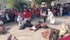 Keterangan Foto:
Peserta dari RT 12 RW 14 Perumahan Bumi Cikarang Makmur (BCM) menampilkan teatrikal perjuangan Romusha pada masa pendudukan Jepang dalam Karnaval Kemerdekaan di Desa Sukadami, Kecamatan Cikarang Selatan, Kabupaten Bekasi, Minggu (23/8/2026). Penampilan yang dilengkapi replika tandu dan adegan penyelamatan korban itu menjadi salah satu atraksi yang menyita perhatian ratusan warga