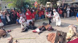 Keterangan Foto:
Peserta dari RT 12 RW 14 Perumahan Bumi Cikarang Makmur (BCM) menampilkan teatrikal perjuangan Romusha pada masa pendudukan Jepang dalam Karnaval Kemerdekaan di Desa Sukadami, Kecamatan Cikarang Selatan, Kabupaten Bekasi, Minggu (23/8/2026). Penampilan yang dilengkapi replika tandu dan adegan penyelamatan korban itu menjadi salah satu atraksi yang menyita perhatian ratusan warga