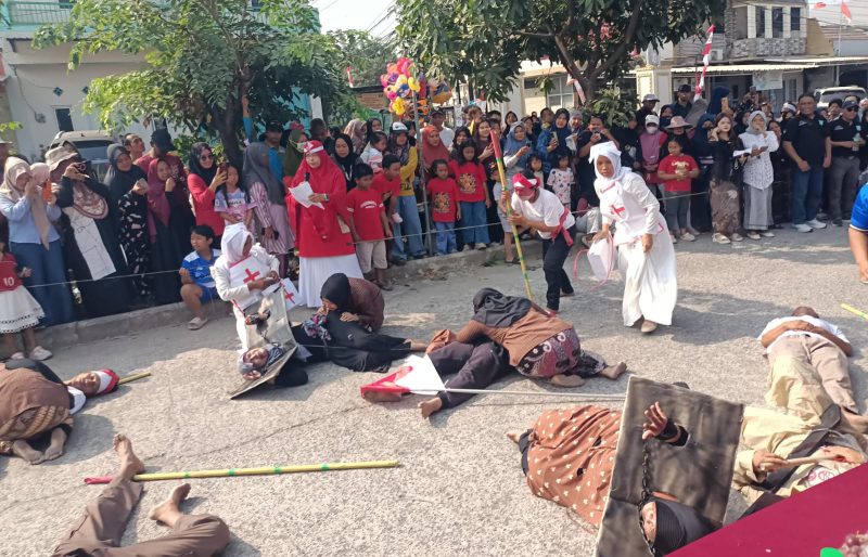 Keterangan Foto:
Peserta dari RT 12 RW 14 Perumahan Bumi Cikarang Makmur (BCM) menampilkan teatrikal perjuangan Romusha pada masa pendudukan Jepang dalam Karnaval Kemerdekaan di Desa Sukadami, Kecamatan Cikarang Selatan, Kabupaten Bekasi, Minggu (23/8/2026). Penampilan yang dilengkapi replika tandu dan adegan penyelamatan korban itu menjadi salah satu atraksi yang menyita perhatian ratusan warga