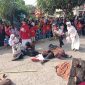 Keterangan Foto:
Peserta dari RT 12 RW 14 Perumahan Bumi Cikarang Makmur (BCM) menampilkan teatrikal perjuangan Romusha pada masa pendudukan Jepang dalam Karnaval Kemerdekaan di Desa Sukadami, Kecamatan Cikarang Selatan, Kabupaten Bekasi, Minggu (23/8/2026). Penampilan yang dilengkapi replika tandu dan adegan penyelamatan korban itu menjadi salah satu atraksi yang menyita perhatian ratusan warga