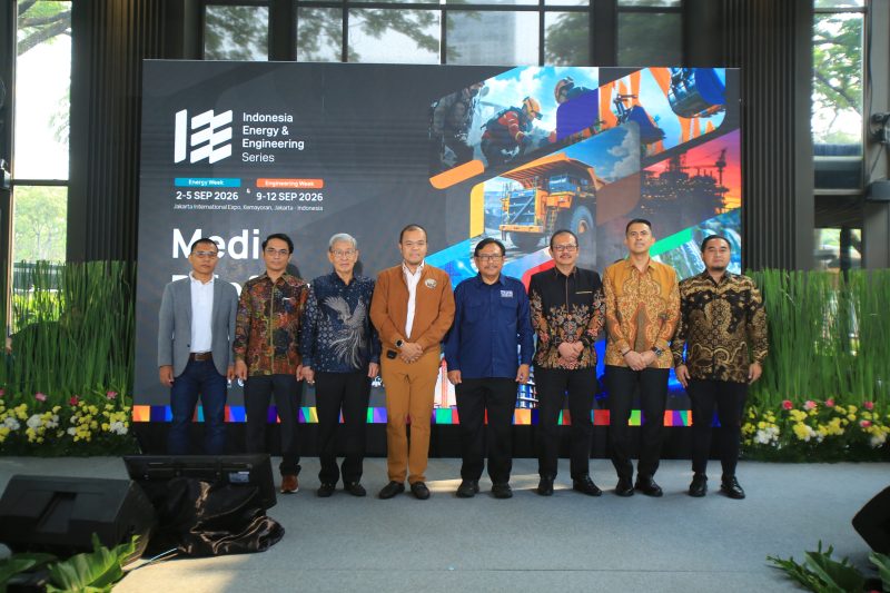 [Ki-Ka] Ahmad Syauki (Sekjen PJCI), Hendra Suryakusuma (Chairman IDPRO), Bambang Tjahjono (Direktur Eksekutif ASPINDO), Moshe Rizal (Komite Investasi ASPERMIGAS), Dudung Maulana (Sekjen AP3I), dan Teddy Setiabudi dalam konferensi pers Indonesia Energy & Engineering (IEE) Series 2026 di Jakarta.