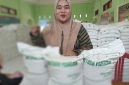 Yaroh salah satu warga penerima manfaat bantuan pangan beras di desa muktiwari.