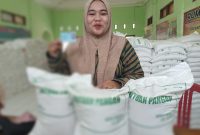 Yaroh salah satu warga penerima manfaat bantuan pangan beras di desa muktiwari.