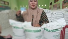 Yaroh salah satu warga penerima manfaat bantuan pangan beras di desa muktiwari.