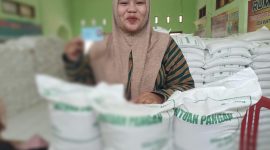 Yaroh salah satu warga penerima manfaat bantuan pangan beras di desa muktiwari.