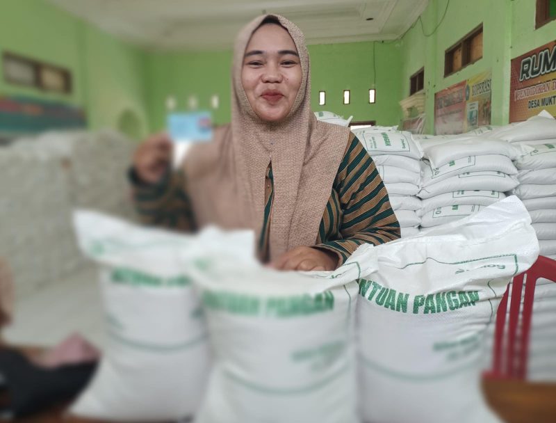 Yaroh salah satu warga penerima manfaat bantuan pangan beras di desa muktiwari.